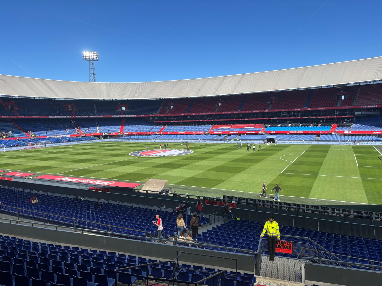 Wedstrijdbeleving vanaf de Olympiatribune in stadion Feyenoord De Kuip
